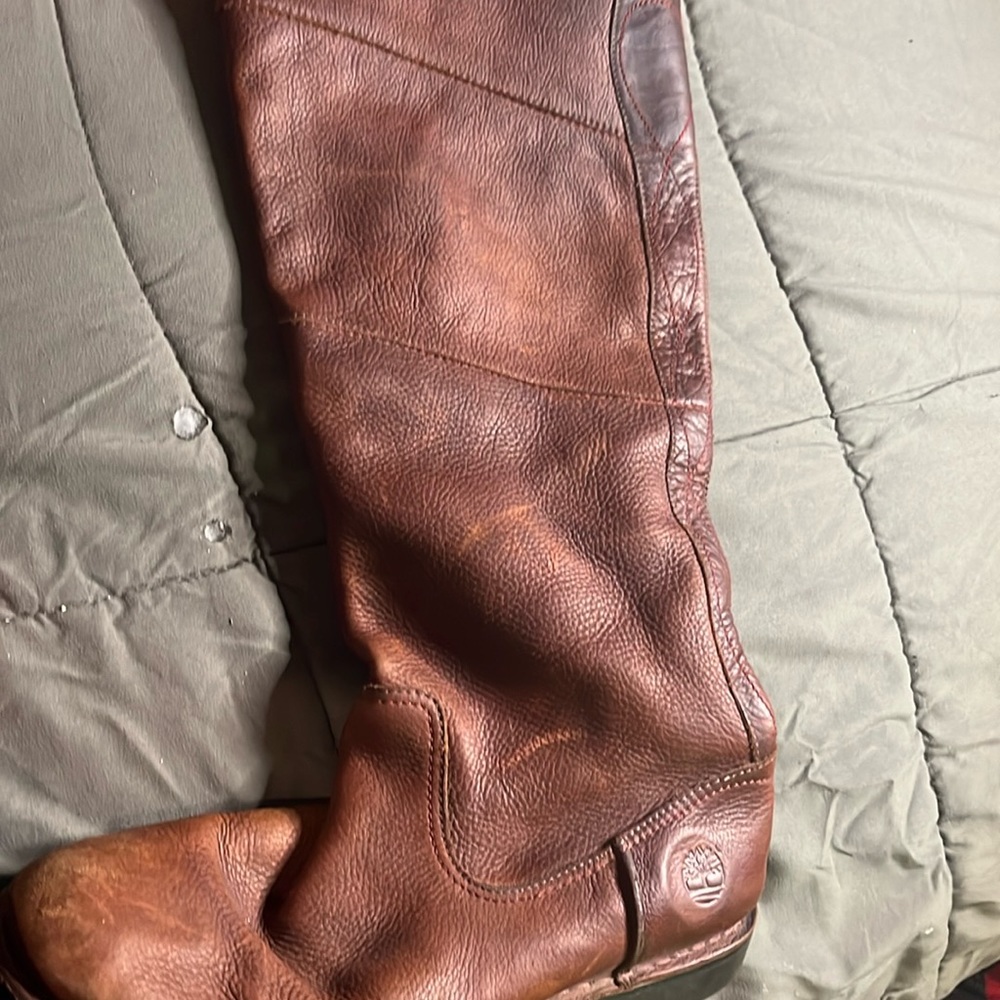 Timberland women’s boots leather ( almost new) THERE ARE 2